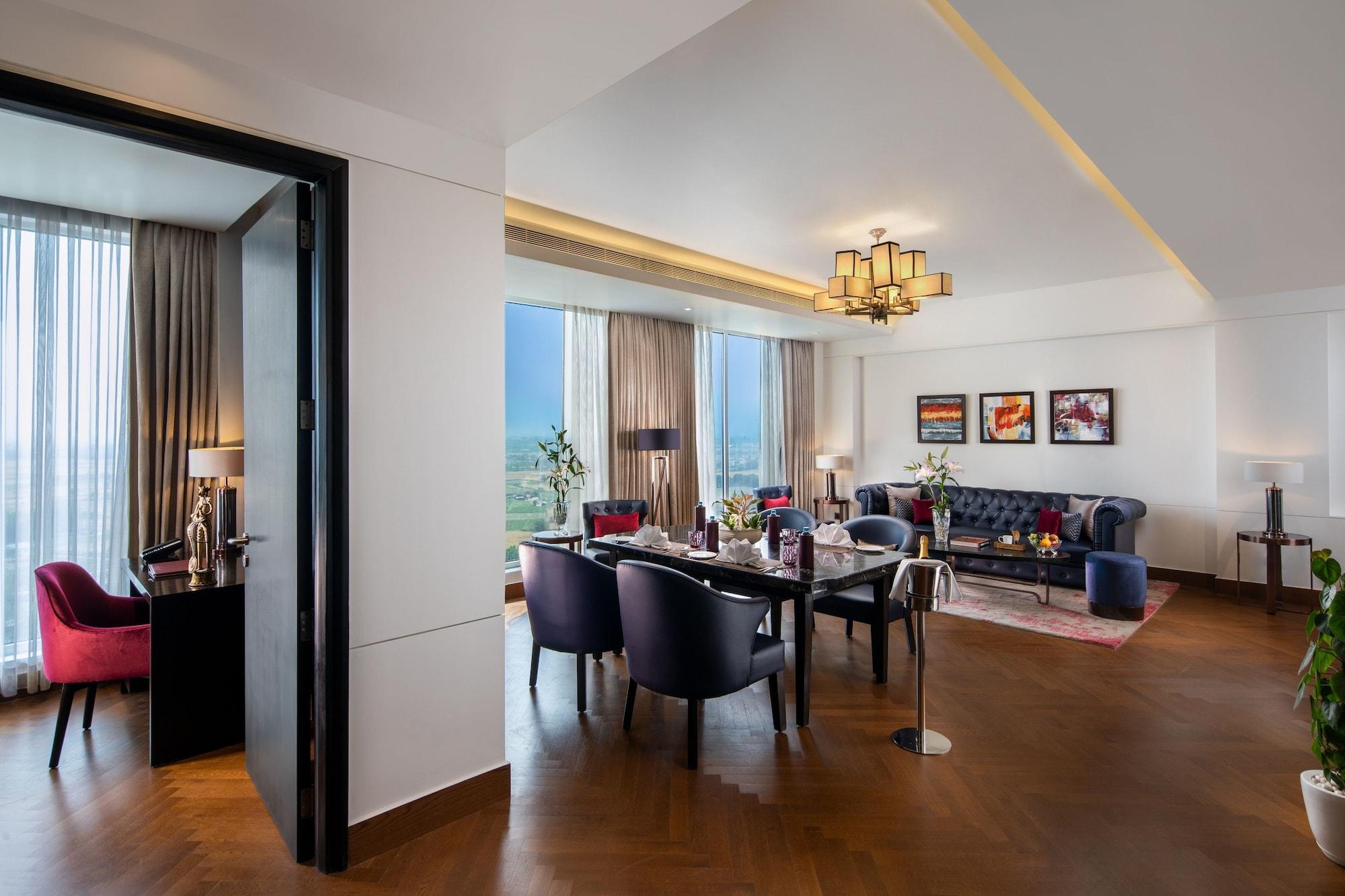 Sandal Suites By Lemon Tree Hotels Нойда Экстерьер фото