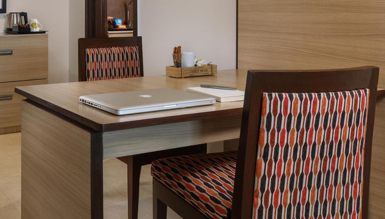 Sandal Suites By Lemon Tree Hotels Нойда Экстерьер фото