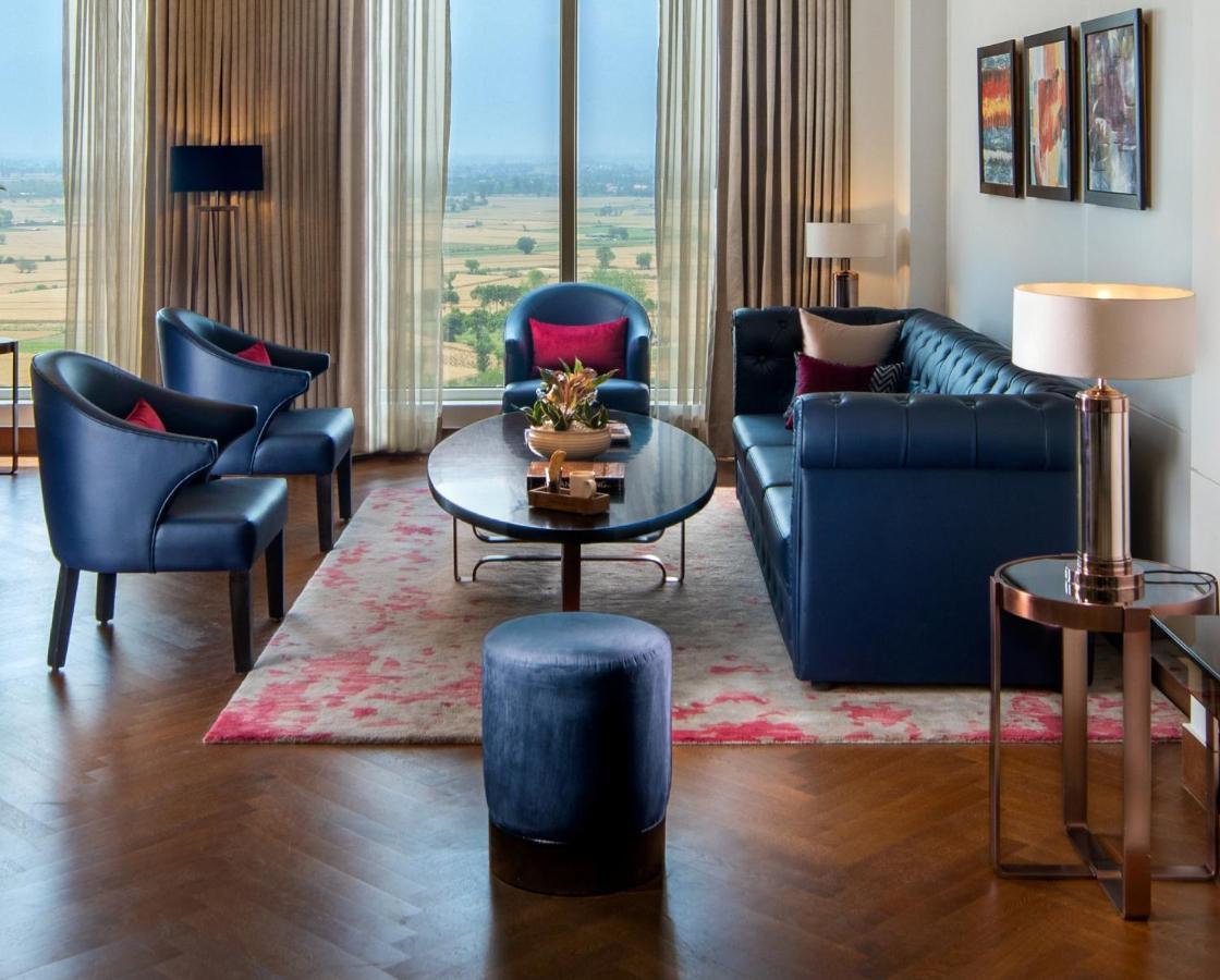 Sandal Suites By Lemon Tree Hotels Нойда Экстерьер фото