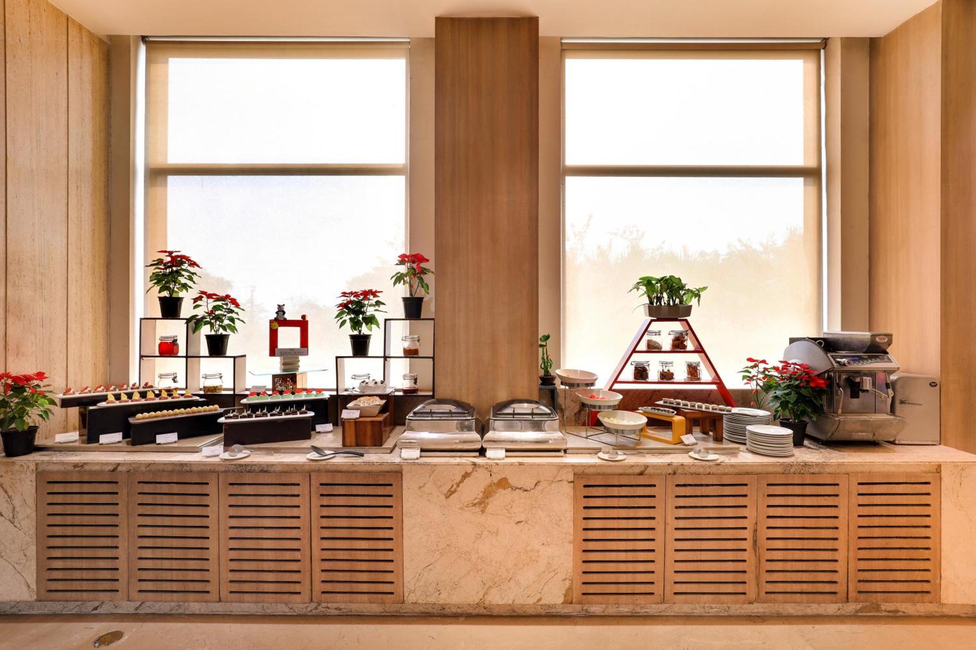 Sandal Suites By Lemon Tree Hotels Нойда Экстерьер фото
