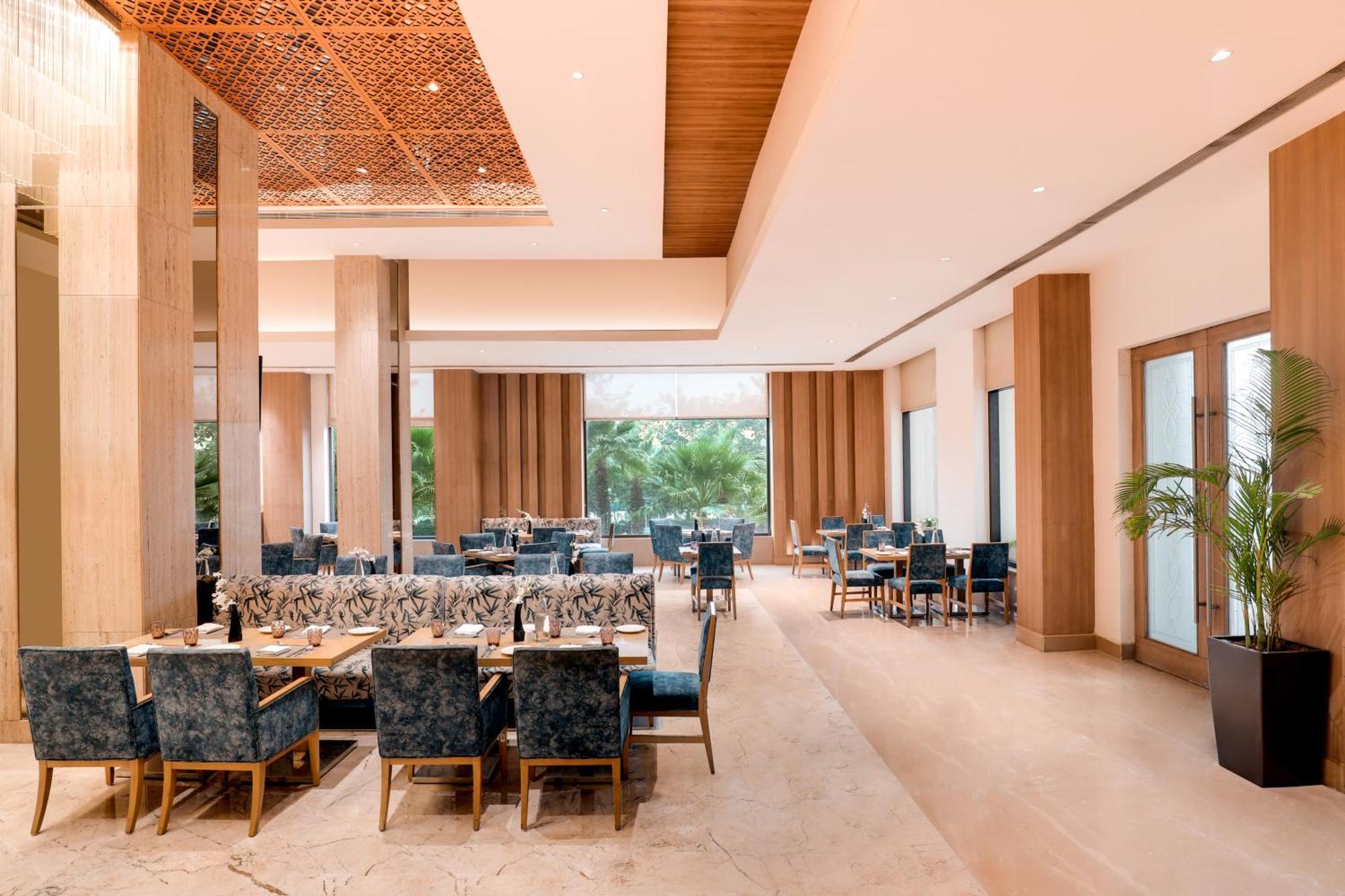 Sandal Suites By Lemon Tree Hotels Нойда Экстерьер фото