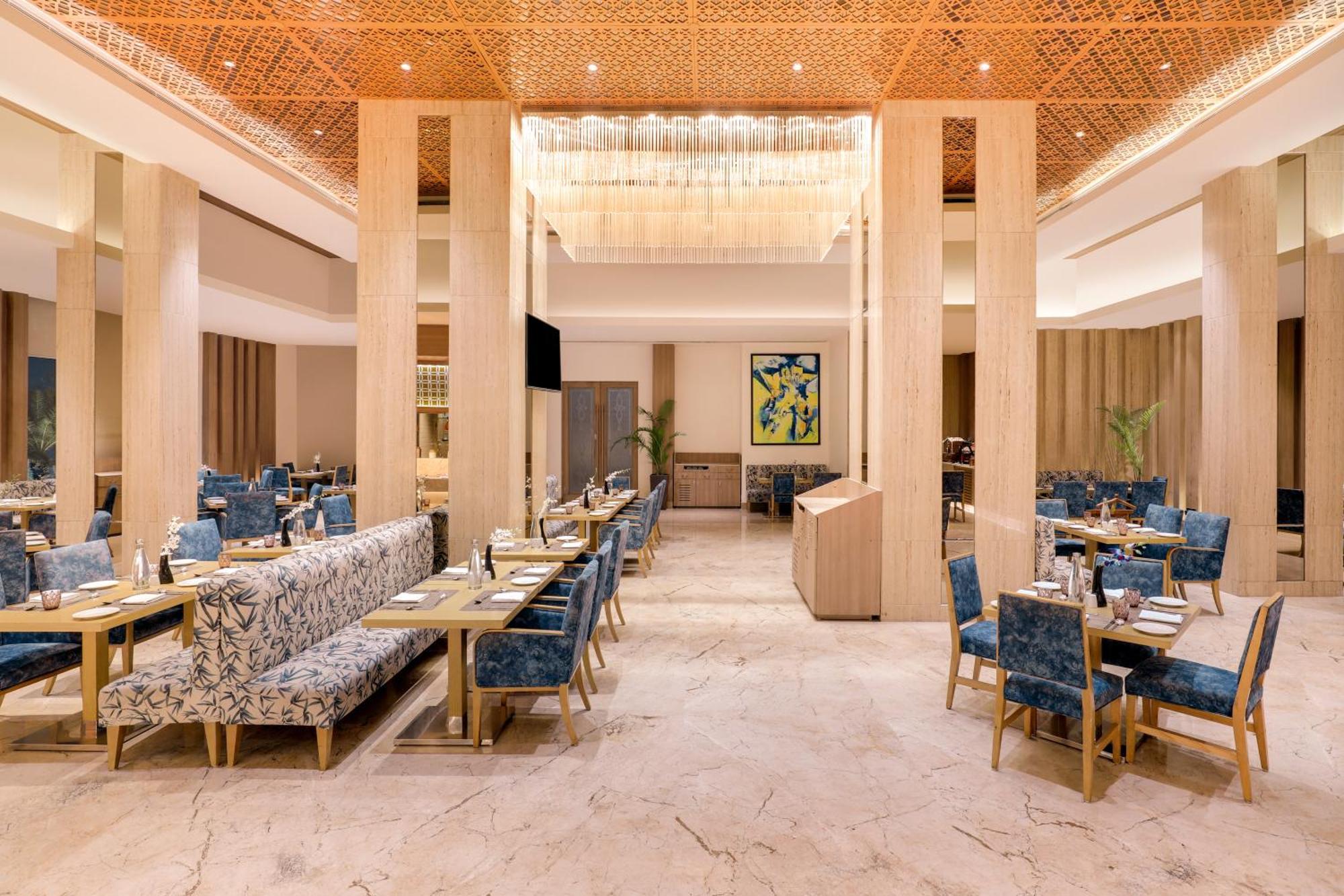 Sandal Suites By Lemon Tree Hotels Нойда Экстерьер фото