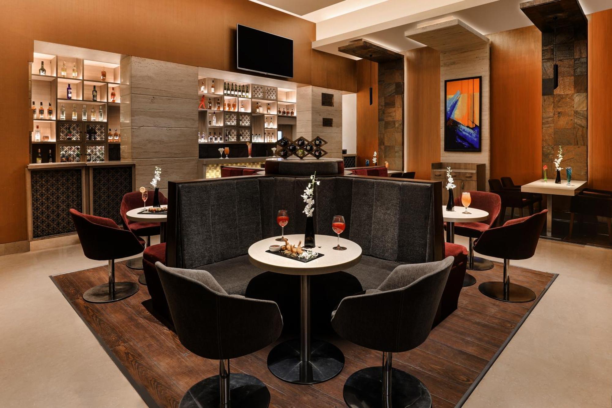 Sandal Suites By Lemon Tree Hotels Нойда Экстерьер фото