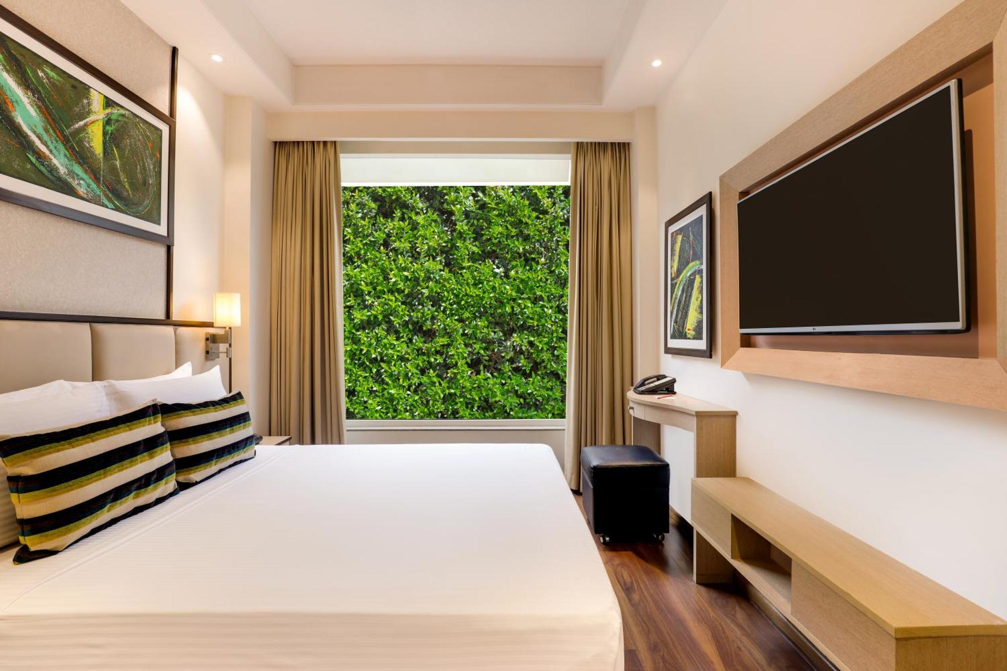 Sandal Suites By Lemon Tree Hotels Нойда Экстерьер фото