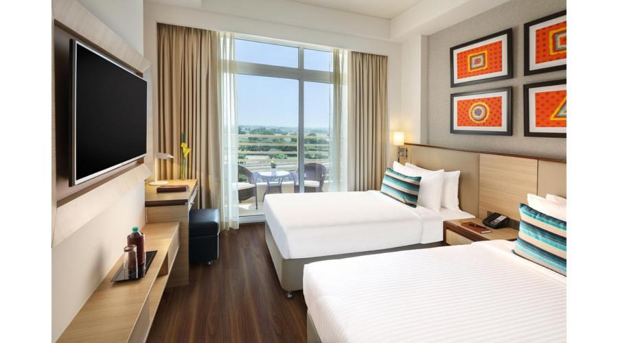 Sandal Suites By Lemon Tree Hotels Нойда Экстерьер фото