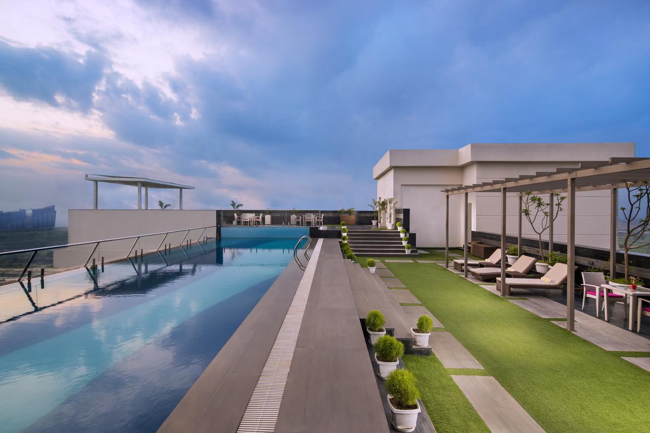 Sandal Suites By Lemon Tree Hotels Нойда Экстерьер фото