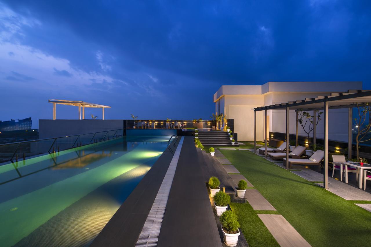 Sandal Suites By Lemon Tree Hotels Нойда Экстерьер фото