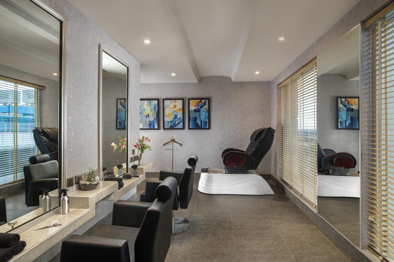 Sandal Suites By Lemon Tree Hotels Нойда Экстерьер фото