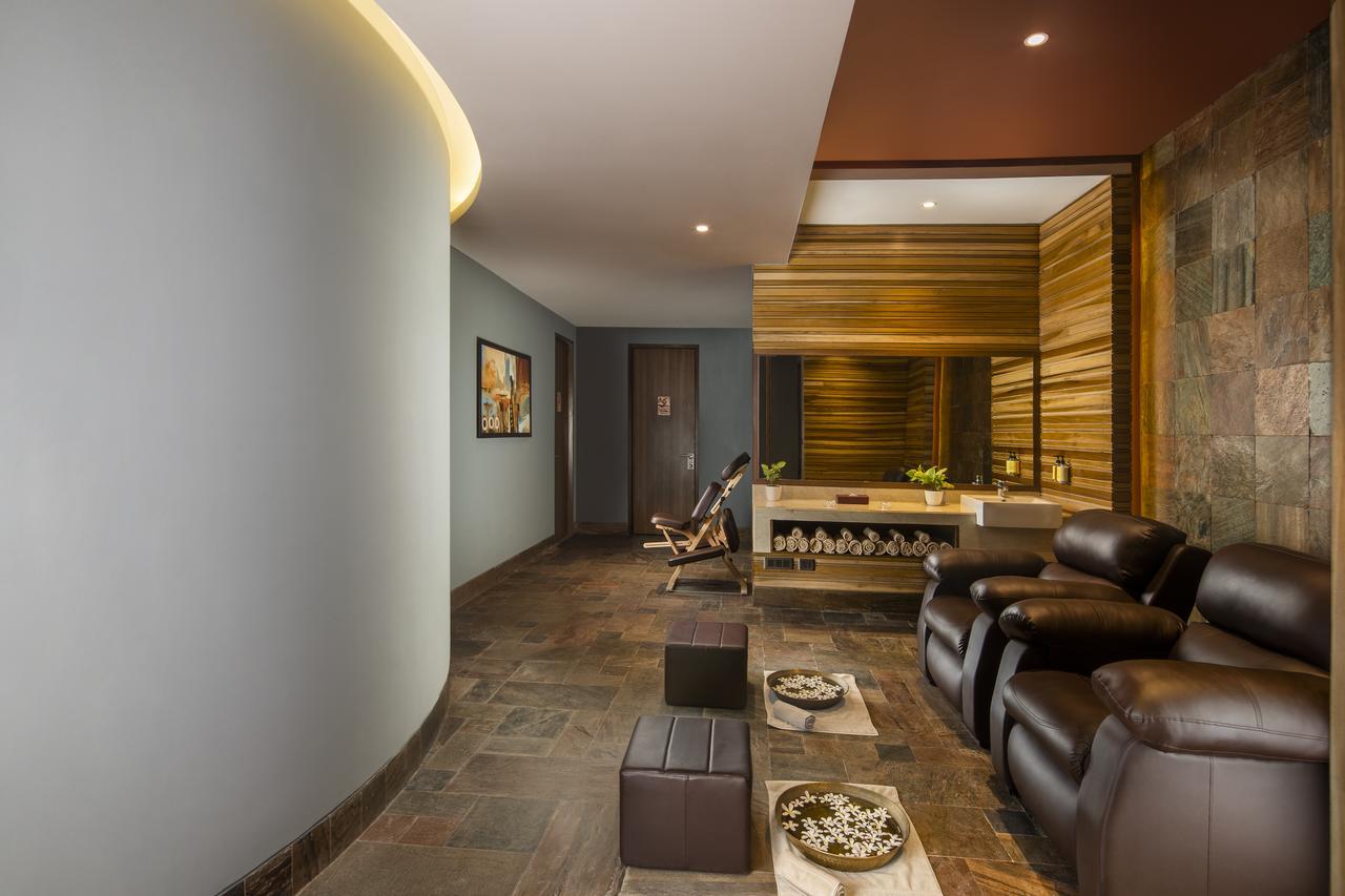 Sandal Suites By Lemon Tree Hotels Нойда Экстерьер фото