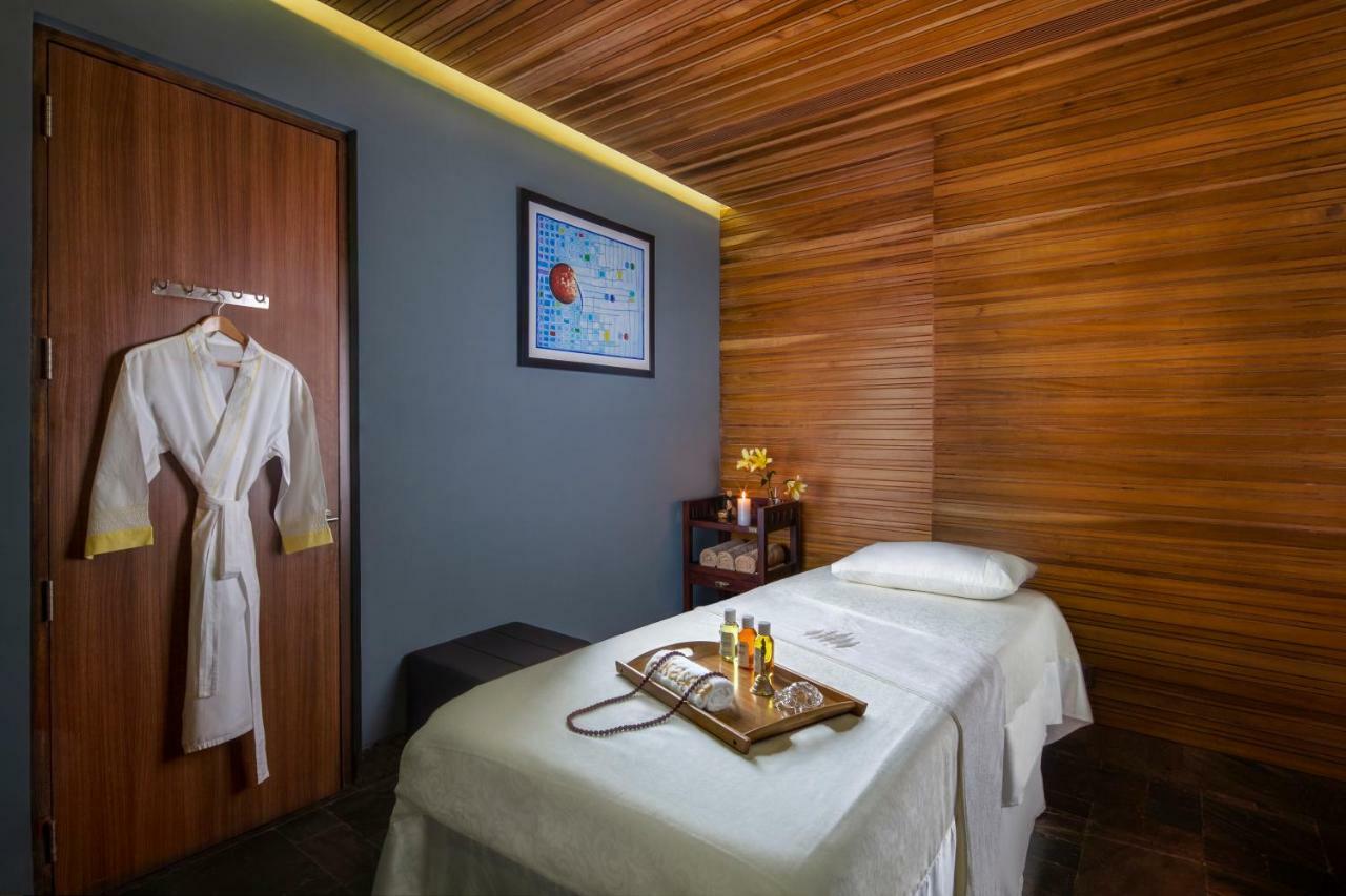 Sandal Suites By Lemon Tree Hotels Нойда Экстерьер фото