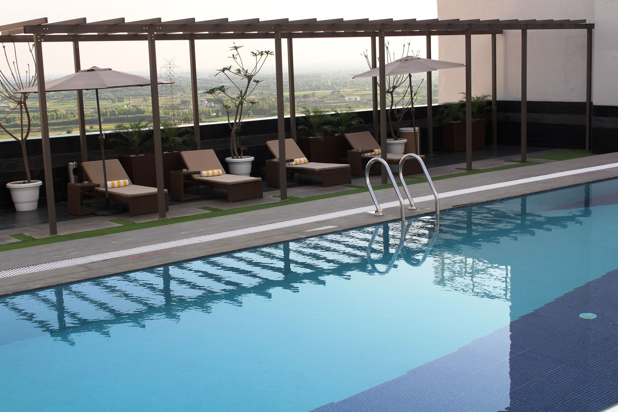 Sandal Suites By Lemon Tree Hotels Нойда Экстерьер фото